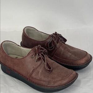 Alegria Women's Brown Leather Flats